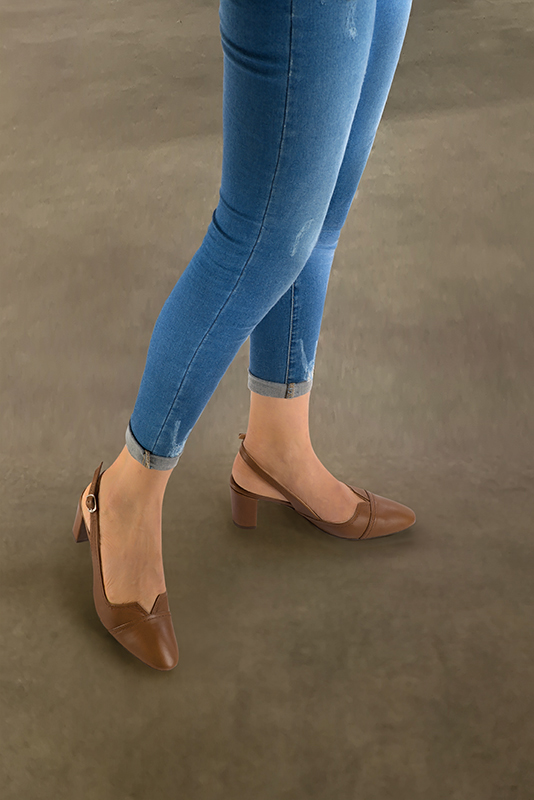 Caramel brown women's slingback shoes. Round toe. Medium block heels. Worn view - Florence KOOIJMAN
